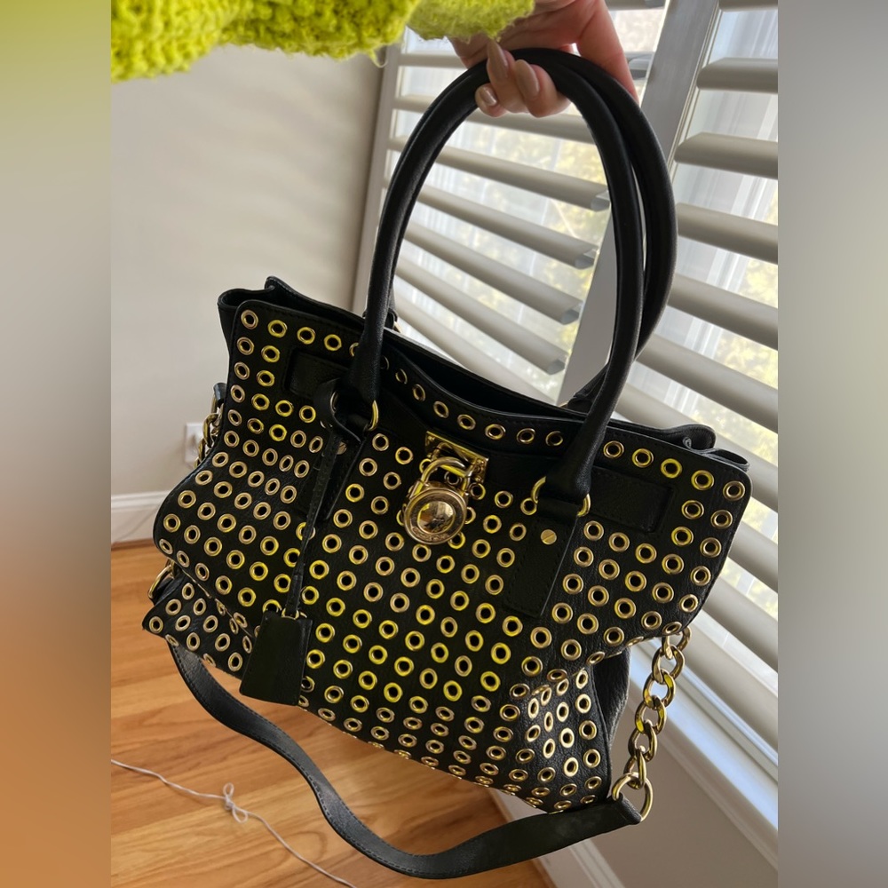 Authentic Michael Kors purse in very good condition!